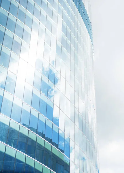 Mavi gökyüzü arka planında modern pencere camı ofis binası