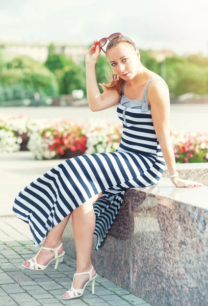 Jeune belle femme avec des lunettes de soleil dans la ville — Photo