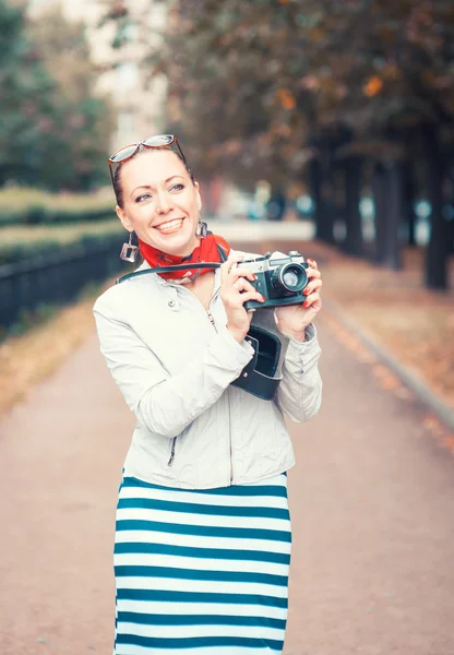 Krásná žena s starý retro fotoaparát — Stock fotografie