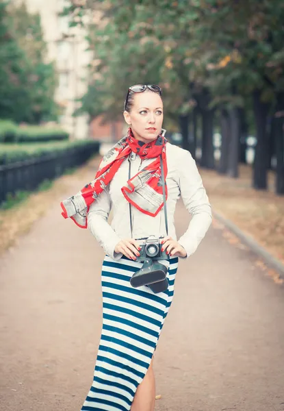 Bella donna con vecchia macchina fotografica retrò — Foto Stock