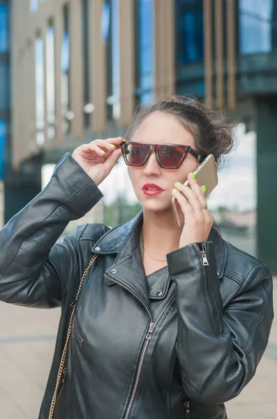 Mooie Stijlvolle Jonge Vrouw Stad Praten Mobiele Telefoon — Stockfoto