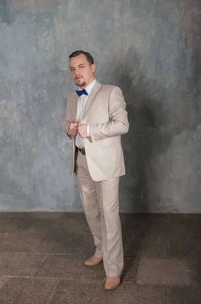 Όμορφος Άντρας Κλασικό Στυλ Κοστούμι Στέκεται Κοντά Στον Τοίχο — Φωτογραφία Αρχείου