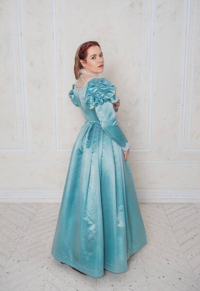 Красивая молодая женщина в средневековом стиле платье превращается в Ру