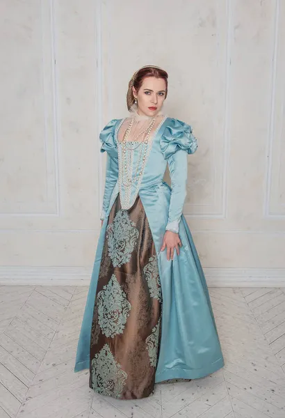 Mulher Bonita Estilo Medieval Vestido Azul Quarto — Fotografia de Stock