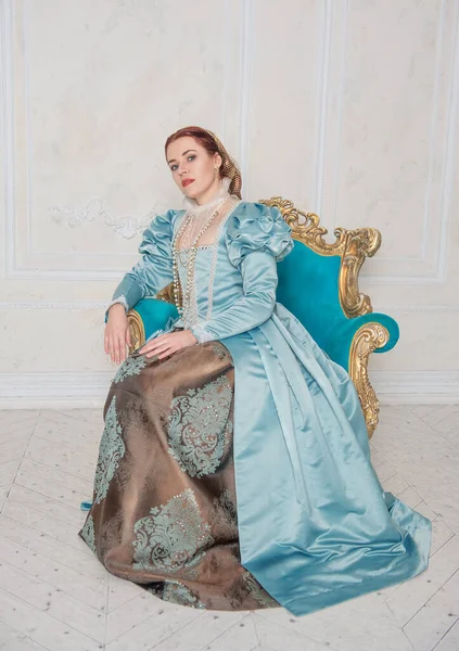 Mulher Bonita Estilo Medieval Vestido Azul Sentado Braço — Fotografia de Stock