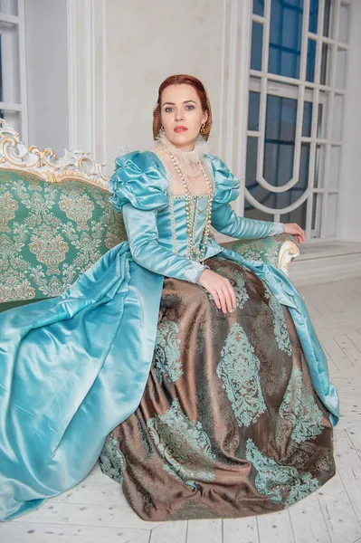 Hermosa Mujer Joven Estilo Medieval Vestido Azul Sentado Sofá — Foto de Stock