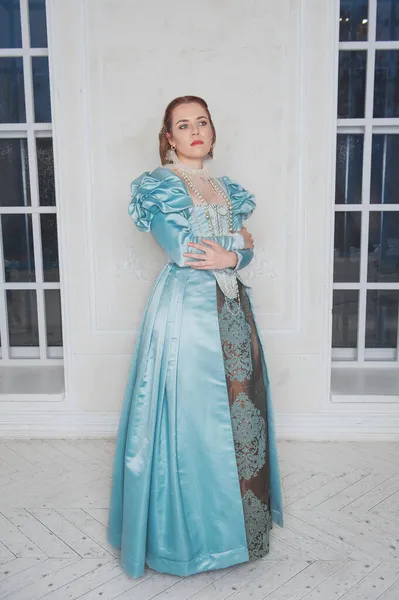 Hermosa Mujer Joven Estilo Medieval Vestido Azul Habitación — Foto de Stock