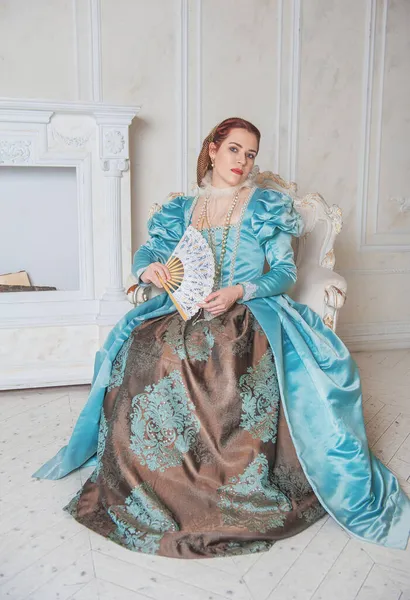 Mulher Bonita Estilo Medieval Vestido Azul Com Ventilador Sentado Poltrona — Fotografia de Stock