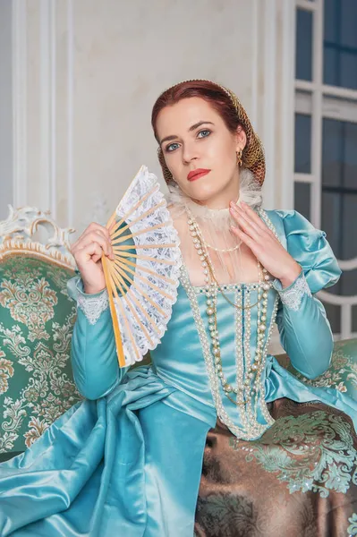 Hermosa Mujer Joven Estilo Medieval Vestido Azul Con Ventilador Sentado — Foto de Stock