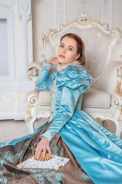 Mulher Bonita Estilo Medieval Vestido Azul Sentado Chão Perto Poltrona — Fotografia de Stock