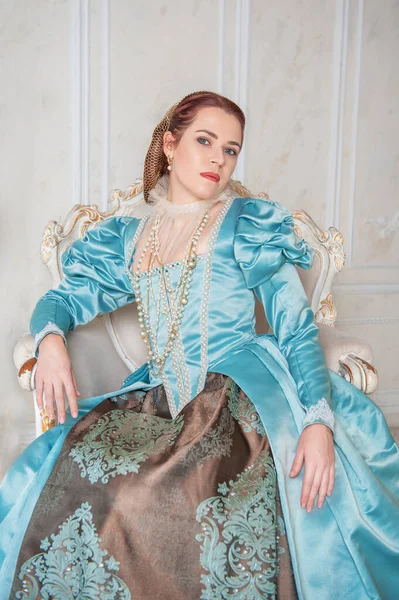 Hermosa Mujer Joven Estilo Medieval Vestido Azul Sentado Armchai — Foto de Stock