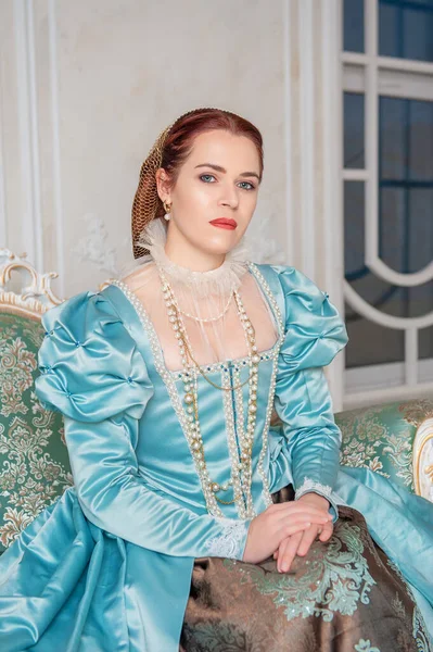 Hermosa Mujer Joven Estilo Medieval Vestido Azul Sentado Sillón —  Fotos de Stock