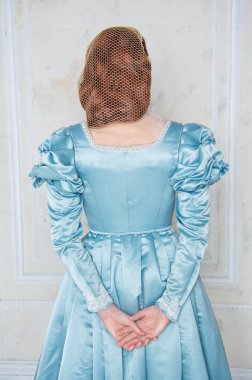 Güzel mavi ortaçağ elbisesi giymiş bir kadının elleri.