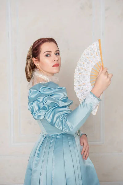 Schöne Junge Frau Mittelalterlichen Kleid Mit Ventilator Zimmer — Stockfoto