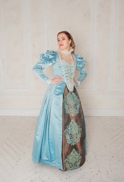 Piękna Młoda Kobieta Średniowiecznym Stylu Niebieska Sukienka Pokoju — Zdjęcie stockowe