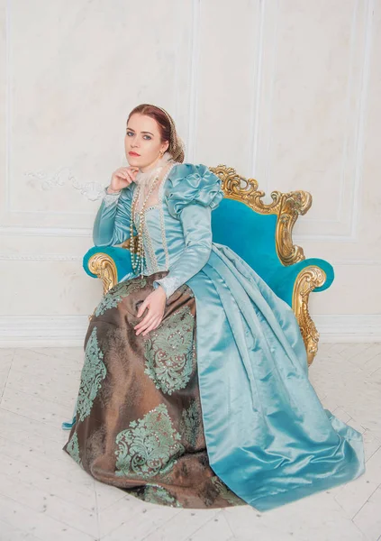 Belle Jeune Femme Robe Bleue Style Médiéval Assise Dans Fauteuil — Photo