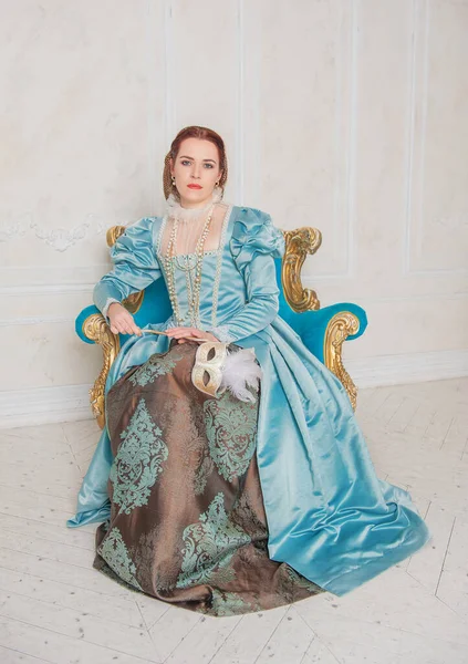 Hermosa Joven Estilo Medieval Vestido Azul Con Máscara Sentada Sillón — Foto de Stock