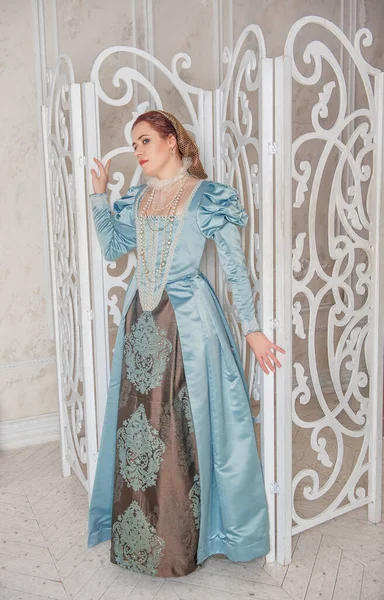 Hermosa Mujer Joven Estilo Medieval Vestido Azul Habitación Cerca Pantalla — Foto de Stock