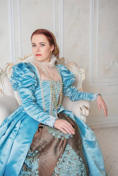 Bella Giovane Donna Stile Medievale Vestito Blu Seduto Sulla Poltrona — Foto Stock