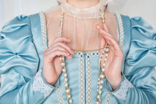Handen Van Vrouw Mooie Blauwe Middeleeuwse Jurk Met Kralen — Stockfoto