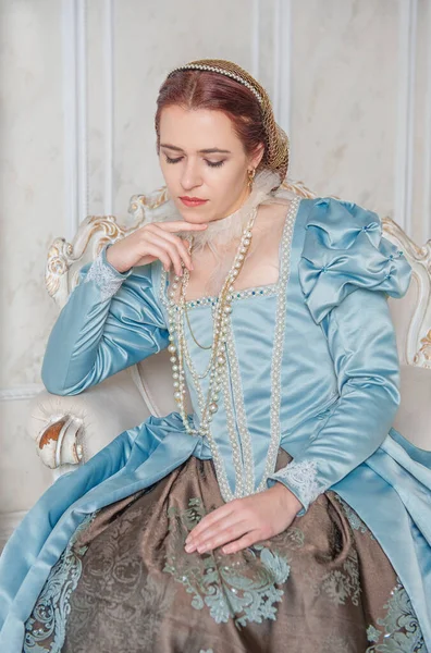 Triste Bela Jovem Estilo Medieval Vestido Azul Sentar Poltrona — Fotografia de Stock