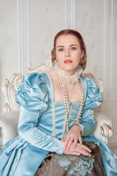 Hermosa Mujer Joven Estilo Medieval Vestido Azul Sentado Sillón — Foto de Stock