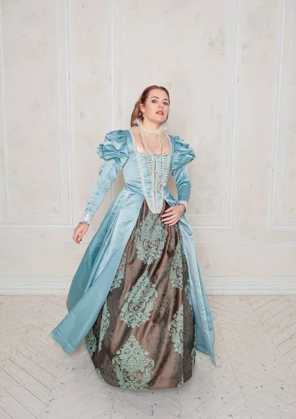 Hermosa Mujer Joven Vestido Estilo Medieval Mueven Roo — Foto de Stock