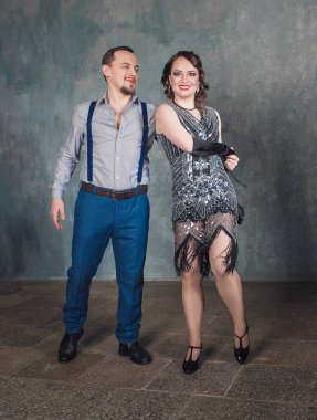 Geçmişe dönük 20 'li yaşlarda zarif bir kadının portresi. 30' lu yaşlarda, koyu arkaplan peçeli.