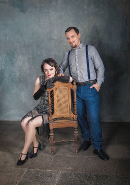 Geçmişe dönük 20 'li yaşlarda zarif bir kadının portresi. 30' lu yaşlarda, koyu arkaplan peçeli.