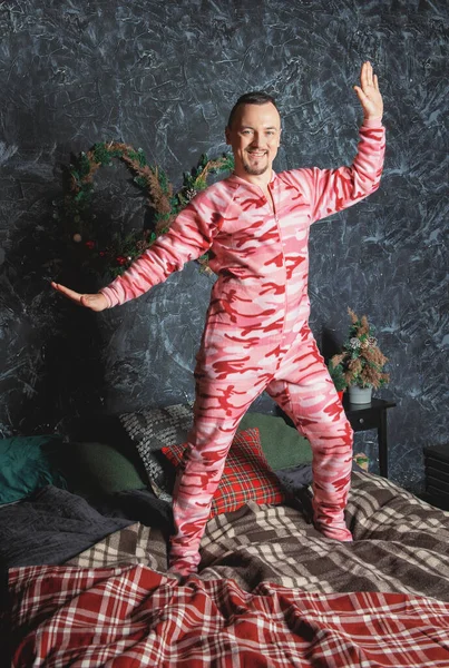 Vrolijke Grappige Vrolijke Man Roze Slaapkledij Dansen Bed Kersttijd — Stockfoto