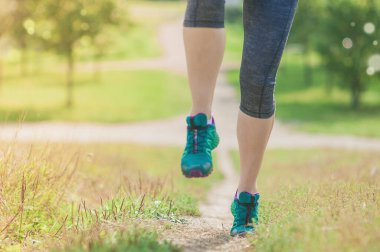 Genç fitness kadın bacakları dışarıda koşuyor. Sağlıklı yaşam tarzı