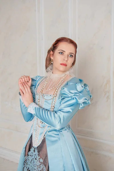 Krásná Mladá Žena Středověkém Stylu Modré Šaty Stojí Místnosti — Stock fotografie