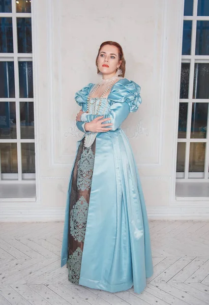 Mulher Bonita Estilo Medieval Vestido Azul Quarto — Fotografia de Stock