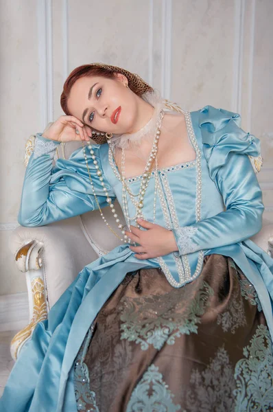 Hermosa Mujer Joven Estilo Medieval Vestido Azul Sentado Armchai — Foto de Stock