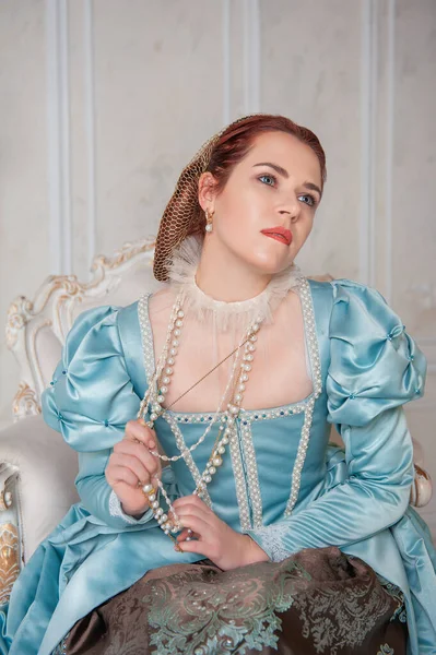 Mulher Bonita Estilo Medieval Vestido Azul Sentado Braço — Fotografia de Stock