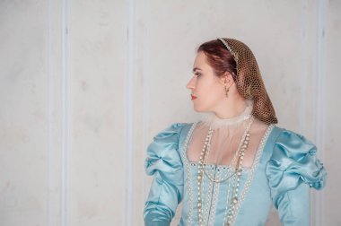 Ortaçağ tarzı mavi elbiseli güzel bir kadının portresi.