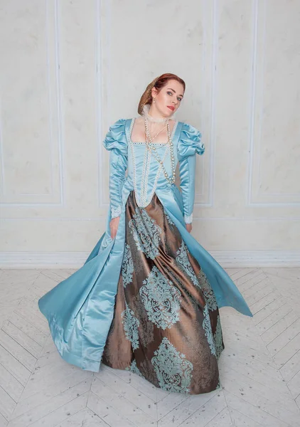 Hermosa Mujer Joven Vestido Estilo Medieval Girando Habitación — Foto de Stock