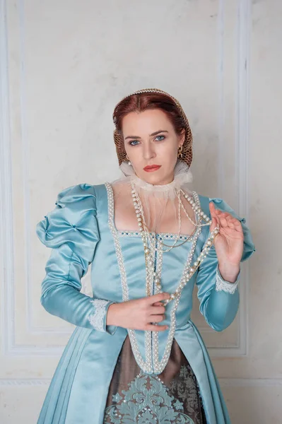 Hermosa Mujer Joven Estilo Medieval Vestido Azul Roo — Foto de Stock