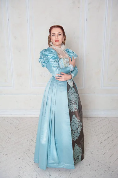 Hermosa Mujer Joven Estilo Medieval Vestido Azul Habitación — Foto de Stock