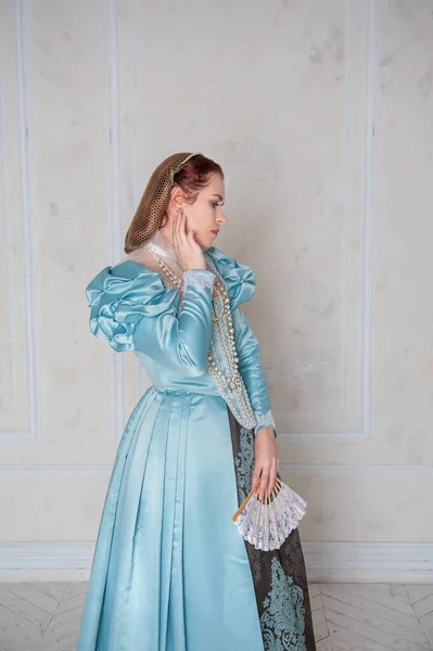 Piękna Młoda Kobieta Średniowiecznym Stylu Sukienka Toczenia Pokoju — Zdjęcie stockowe