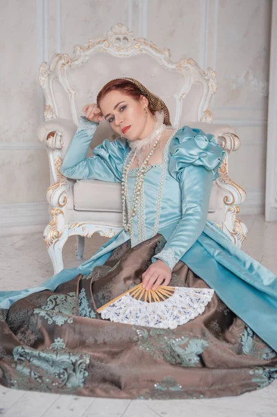 Hermosa Mujer Joven Estilo Medieval Vestido Azul Sentado Suelo Cerca — Foto de Stock