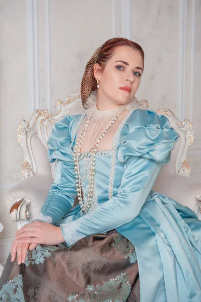 Hermosa Mujer Joven Estilo Medieval Vestido Azul Sentado Armchai — Foto de Stock