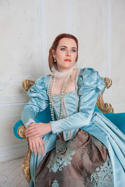 Hermosa Mujer Joven Estilo Medieval Vestido Azul Sentado Armchai — Foto de Stock