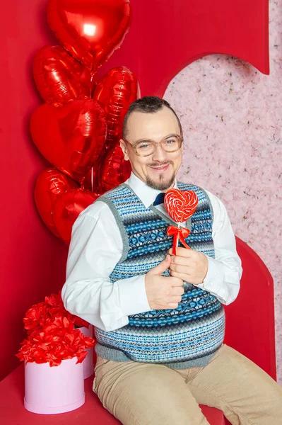 Engraçado Barbudo Retro Estilo Homem Colete Azul Segurando Vermelho Coração — Fotografia de Stock