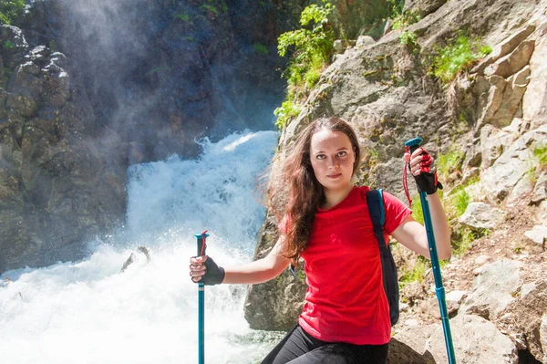Mulher Caminhante Com Paus Perto Cachoeira Livre Conceito Turismo — Fotografia de Stock