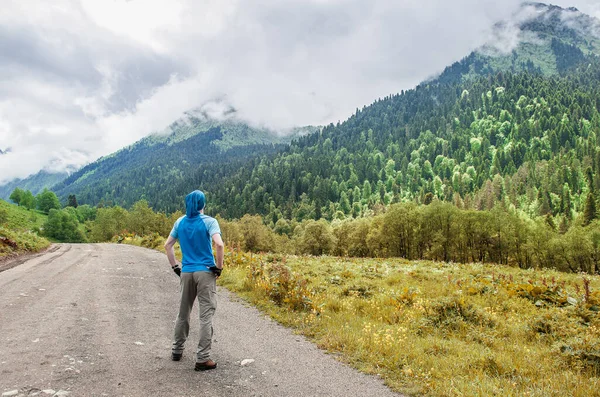 Turista Escursionista Uomo Guardando Sulla Cima Della Montagna All Aperto — Foto Stock