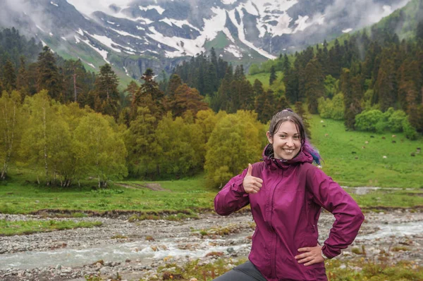 Mooie Gelukkig Vrouw Wandelaar Tonen Duimen Omhoog Berg Landschap Achtergrond — Stockfoto