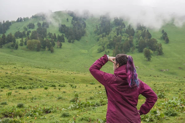 Donna Con Capelli Colorati Guardando Sulla Valle Nebbiosa Concetto Turistico — Foto Stock