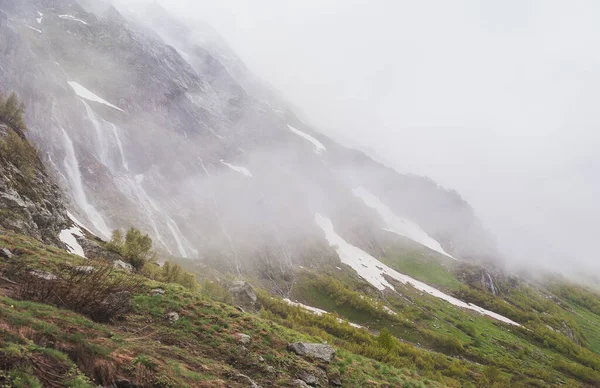 Piękny Krajobraz Górski Śniegiem Mgle Chmurze Zewnątrz — Zdjęcie stockowe