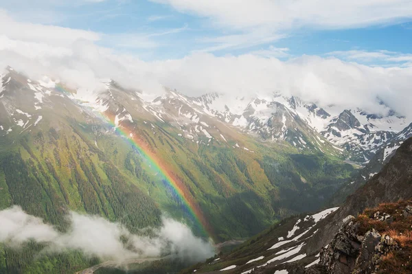 Hermoso Paisaje Montaña Con Arco Iris Cielo Azul Aire Libre —  Fotos de Stock